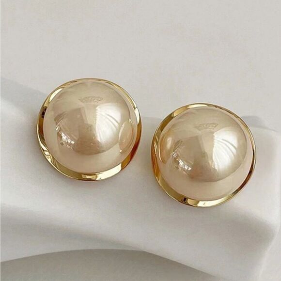 5/$25 GOLD PEARL STUDS - Picture 1 of 5